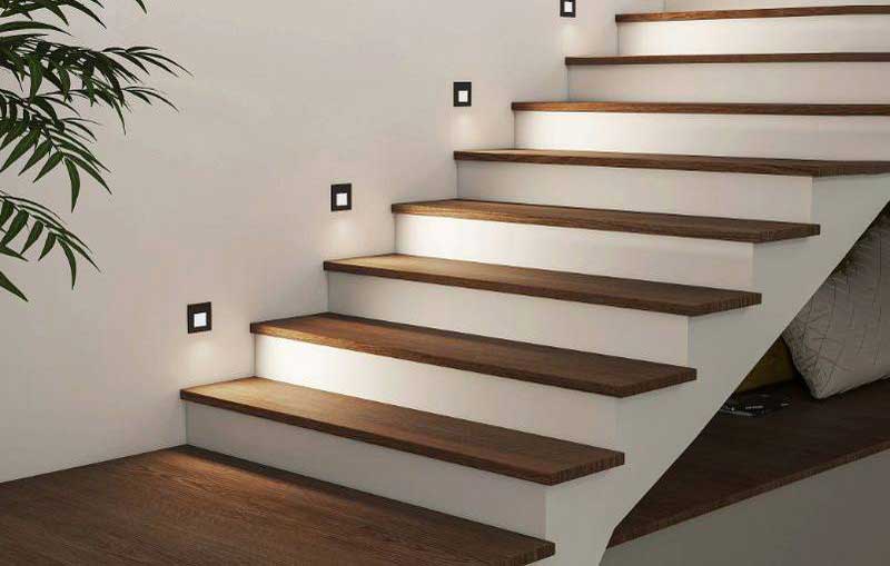 den-led-am-chan-cau-thang